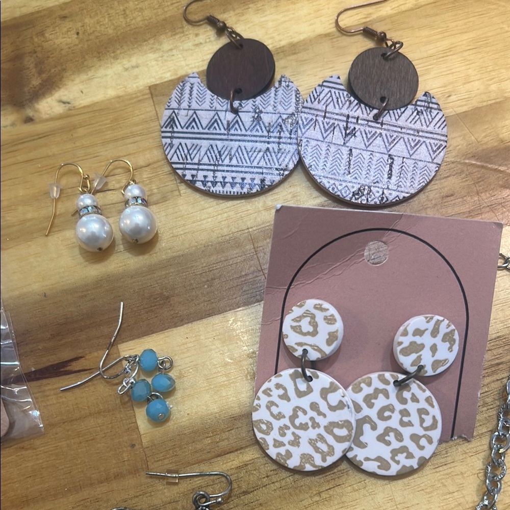 Lot of Jewelry - Picture 2 of 7